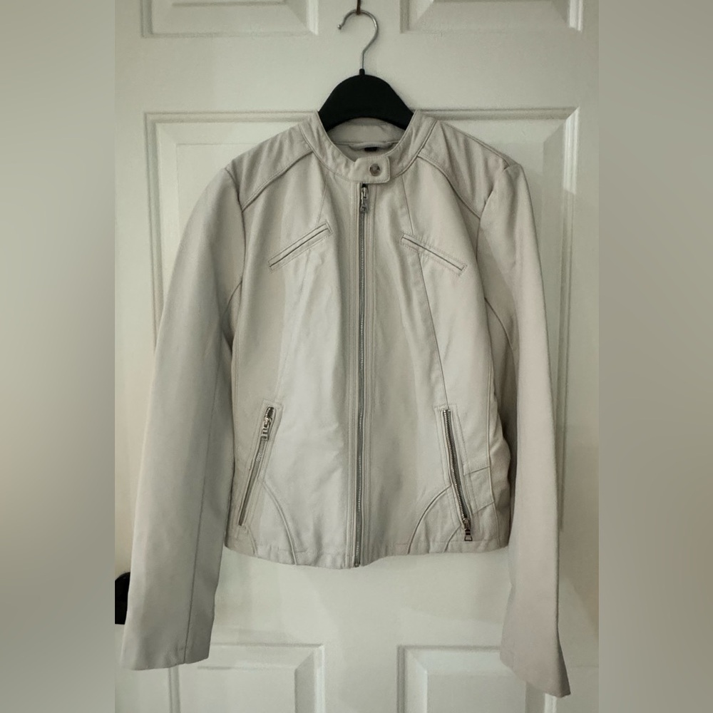Guess fashion Zip Jacket. Faux leather Juniors M cream colored like new